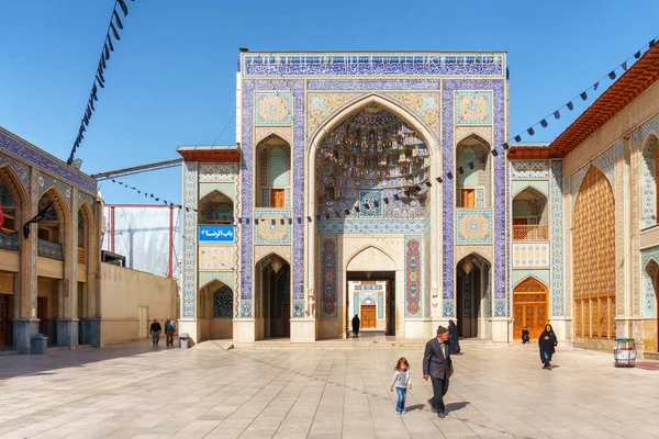 Natursköna porten till Shah Cheragh-moskén och mausoleet, Shiraz — Stockfoto