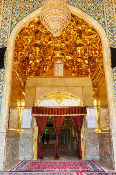 Prachtig uitzicht op de ingang van de Shah Cheragh moskee, Shiraz — Stockfoto