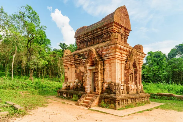 Vue imprenable sur le temple de briques rouges du sanctuaire de mon fils — Photo