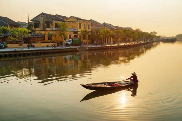 Increíble vista de la mujer vietnamita en barco al amanecer, Hoian — Foto de Stock
