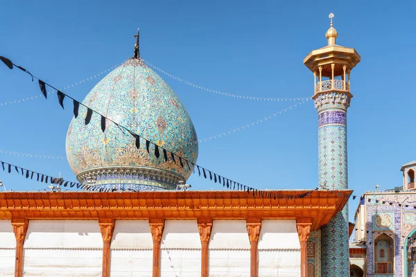Вид на купол і мінарет у мечеті Шаха-Черра — стокове фото