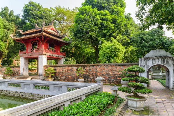 El pabellón Khue Van del Templo de la Literatura, Hanoi — Foto de Stock