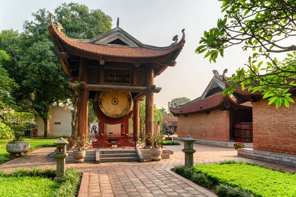 Drum house al Tempio della Letteratura di Hanoi, Vietnam — Foto Stock