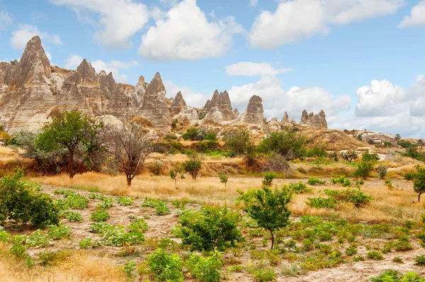 Paesaggio impressionante del Parco Nazionale Goreme in Cappadocia, Turchia — Foto Stock