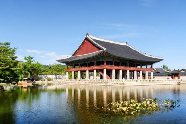 Gyeonghoeru Pavyonu ve Gyeongbokgung Sarayı'nın muhteşem manzarası