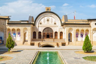 Tabatabaei Tarihi Evi avlusuna güzel bir görünüm