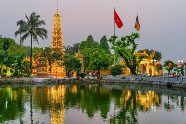 Niesamowity widok na wieczorną Pagoda Tran Quoc, Hanoi, Wietnam — Zdjęcie stockowe