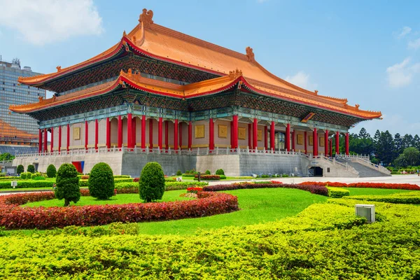 Красивый вид на живописный сад и Национальный театр, Тайвань — стоковое фото