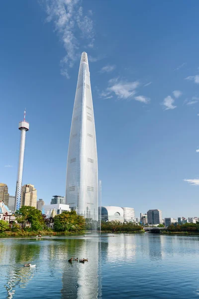 Scenic view of skyscraper reflected in lake, Seoul, South Korea — Stock Photo, Image