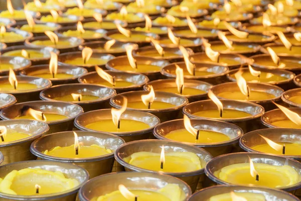 Rows of burning candles at a temple. Church interior — Stock Photo, Image