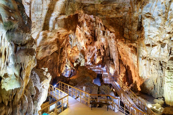 Increíble vista del pasadizo subterráneo dentro de Tien Son Cave —  Fotos de Stock