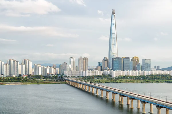 现代塔和Jamsil铁路桥的美妙景色，首尔 — 图库照片