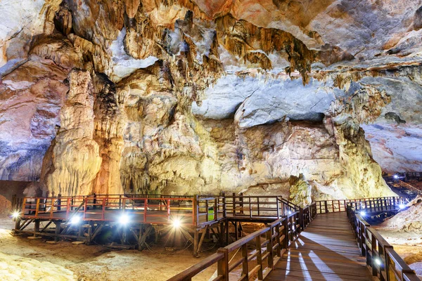 Maravillosa cámara subterránea dentro de Paradise Cave, Vietnam —  Fotos de Stock