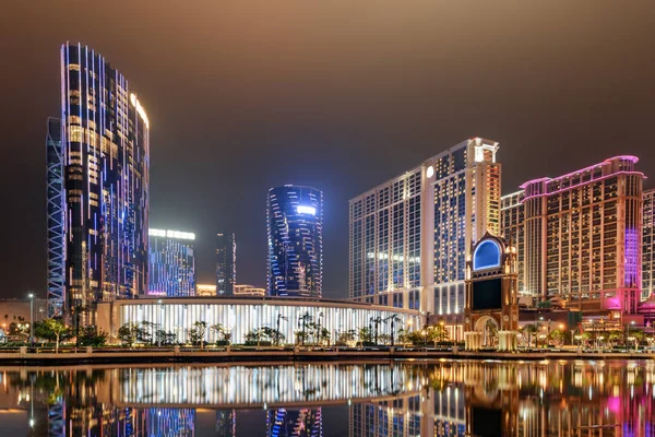 Hermosa vista nocturna de edificios modernos en Cotai de Macao —  Fotos de Stock