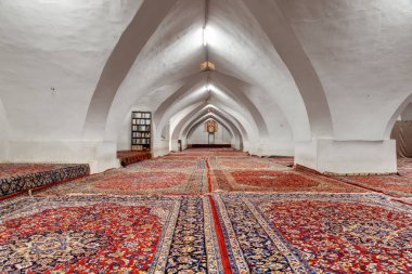 Jameh Camii namaz salonunda geleneksel Pers halıları