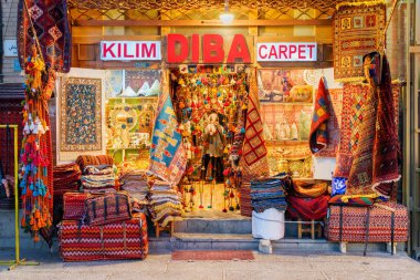 Kapalı Çarşı 'da halı dükkanının muhteşem manzarası, Isfahan