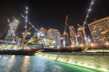 Dubai inşaat gökdelenler altında awesome gece görünümü