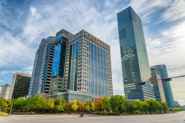 Fantastisk utsikt över skyskrapa och andra moderna byggnader i Yeouido — Stockfoto