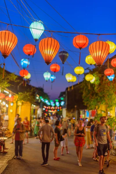 Úžasný večerní pohled na ulici vyzdobený lampióny, Hoi An — Stock fotografie