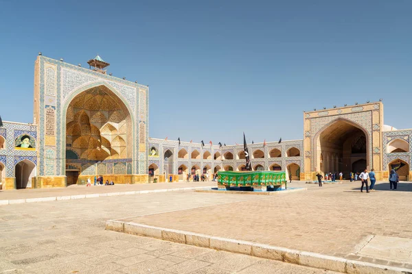 Scenic courtyard of the Jameh Mosque of Isfahan, Iran — Stock Photo, Image