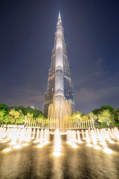 Çeşme ve Burj Khalifa kulesi awesome gece görünümü — Stok fotoğraf