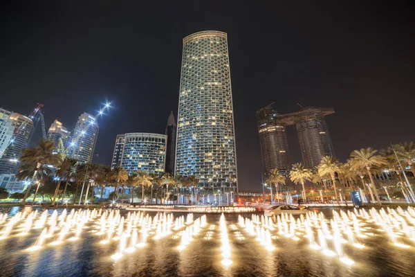 Félelmetes éjszakai kilátás festői szökőkút és felhőkarcolók Dubaiban — Stock Fotó