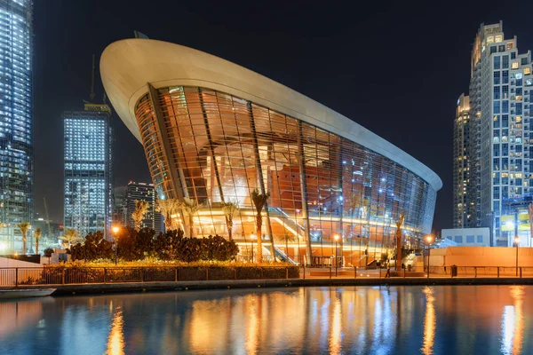 Vista noturna impressionante da Dubai Opera House no centro da cidade, Emirados Árabes Unidos — Fotografia de Stock
