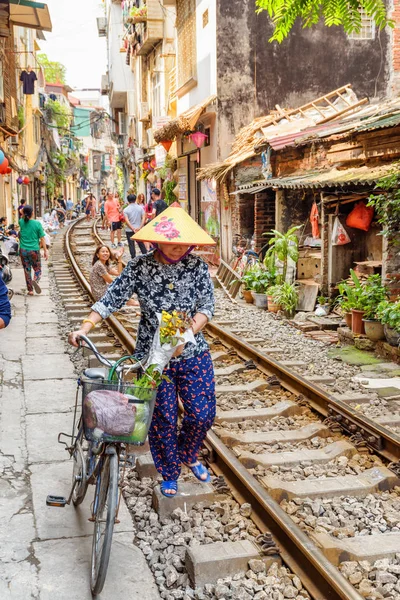 Vietnamese woman in traditional hat, the Hanoi Train Street — Stock Photo, Image