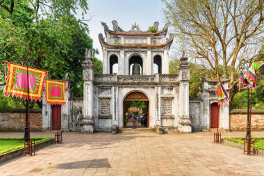 Hanoi edebiyat Tapınağı ana kapısı. Vietnam
