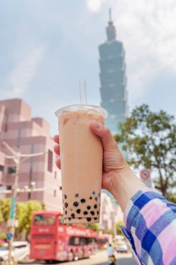 Kadın el tutan Tayvanlı kabarcık süt çay renkli görünümü