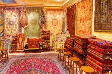 Kapalı Çarşı 'da halı dükkanının muhteşem iç görünümü