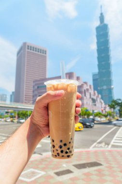 Erkek el Holding Tayvanlı kabarcık süt çayı görünümü, Taipei