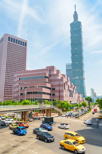 Naturskön utsikt över korsningen av Xinyi Road och Keelung Road — Stockfoto