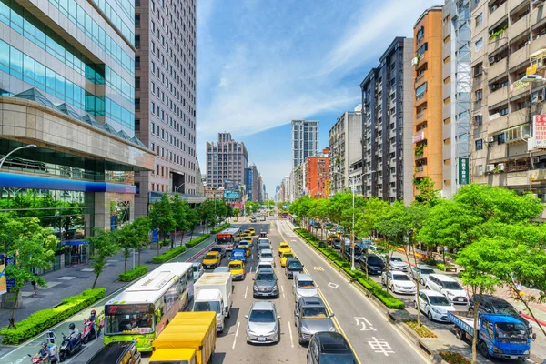 Fabelhafte Aussicht auf die Xinyi Road an sonnigen Tagen, Taipeh, Taiwan — Stockfoto