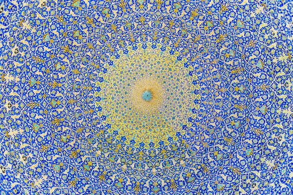 Renkli mozaik fayans ile kaplı Yüce kubbe iç görünümü — Stok fotoğraf