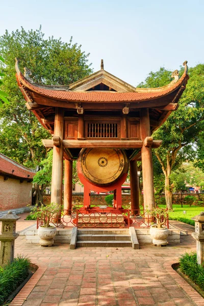 Drum huis in de tempel van de literatuur, Hanoi, Vietnam — Stockfoto
