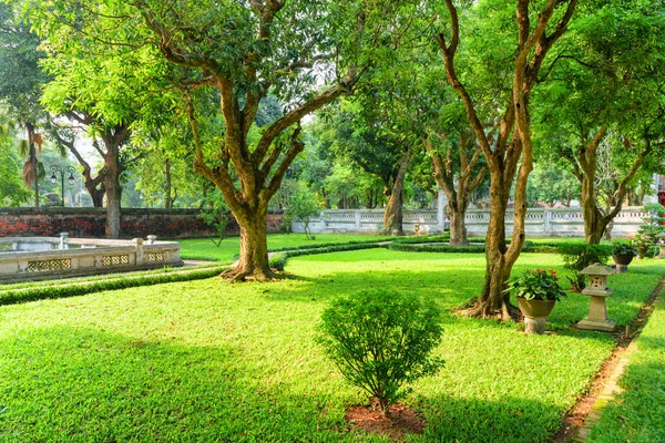 河内文学圣殿的传统越南花园 — 图库照片