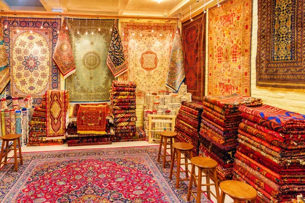 Awesome inside view of carpet shop in the Grand Bazaar — Stock Photo, Image