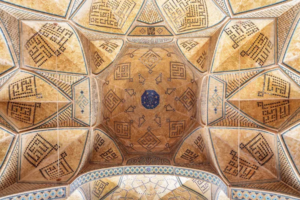 Vista do teto abobadado dentro da Mesquita Jameh de Isfahan — Fotografia de Stock
