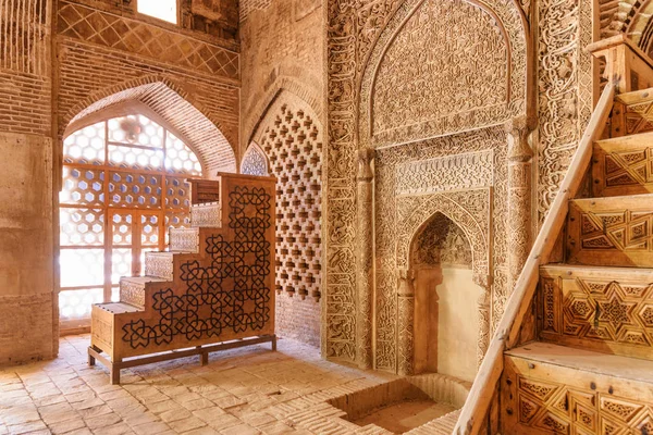 Maravilloso santuario y dos antiguos soportes tallados en madera, Irán —  Fotos de Stock