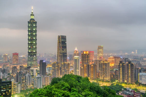 Pompás esti kilátással Taipei tetején hegy, Tajvan — Stock Fotó