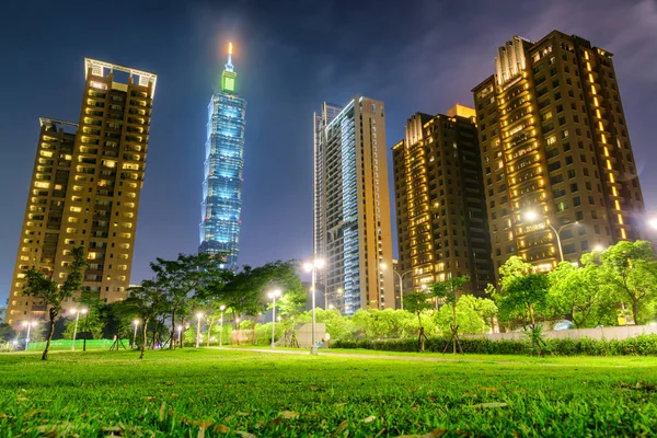 Vista noturna de arranha-céus e edifícios residenciais modernos — Fotografia de Stock