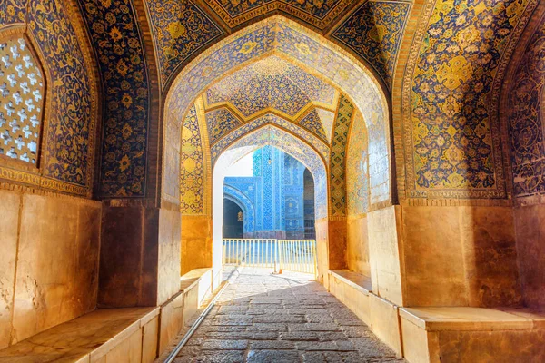 Удивительный арочный коридор, ведущий во внутренний двор мечети Шах — стоковое фото