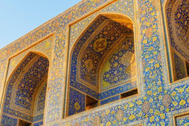 Renkli mozaik fayans ile kaplı Arch niş, Şah Camii