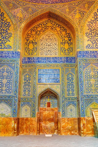 Splendida vista del meraviglioso mihrab all'interno della Moschea dello Scià, Isfahan — Foto Stock
