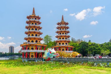 Dragon and Tiger Pagodas'ın muhteşem manzarası, Kaohsiung, Tayvan