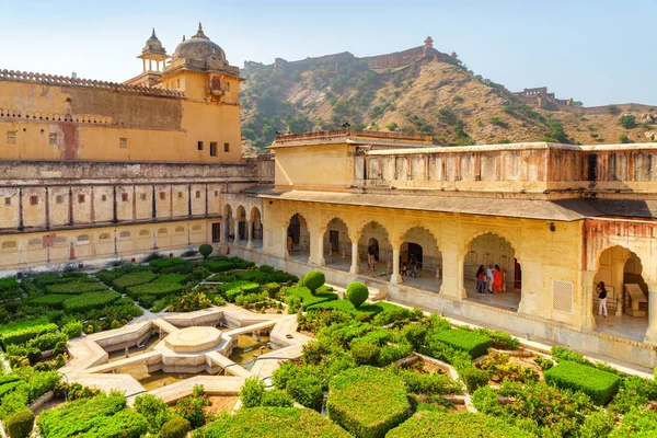 Increíble vista del Sheesh Mahal y el pintoresco jardín verde — Foto de Stock