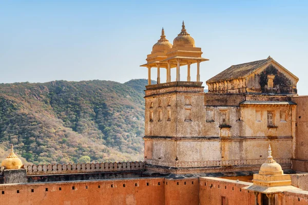 Festői tornyok az Amer erőd és palota, Jaipur, India — Stock Fotó