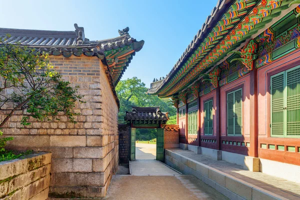 Malebná brána v paláci Changdeokgung v Soulu v Jižní Koreji — Stock fotografie