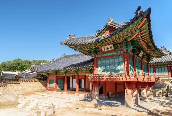 Skvělá barevná budova paláce Changdeokgung v Soulu — Stock fotografie